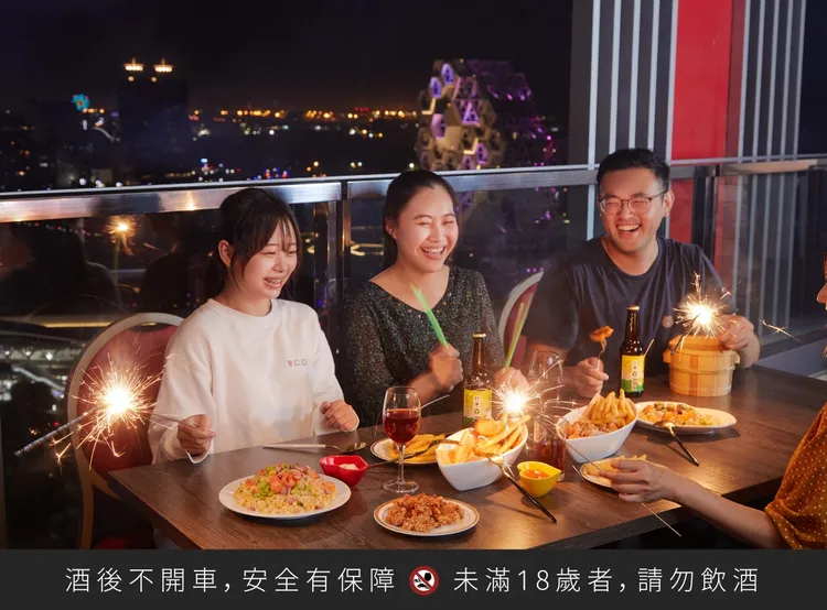 福容高雄店推出跨年派對專案，在25樓尊榮景觀餐廳享美饌、遠眺夢時代的煙火施放。業者提供