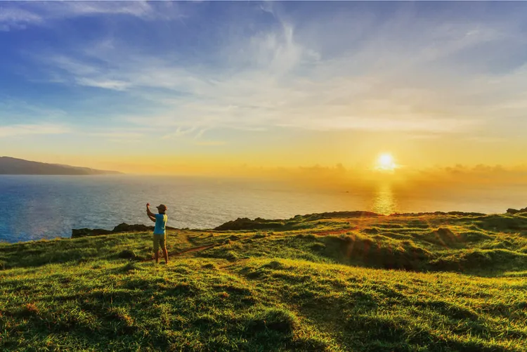 福容徠旅墾丁店出門就是墾丁大街，享受南國溫暖的度假感，元旦在龍磐公園迎接第一道曙光。業者提供