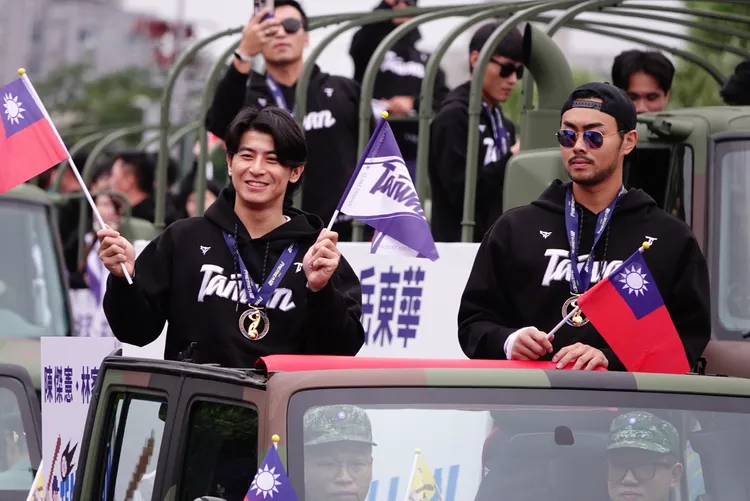 中華隊選手揮舞國旗致意。莊宗達攝