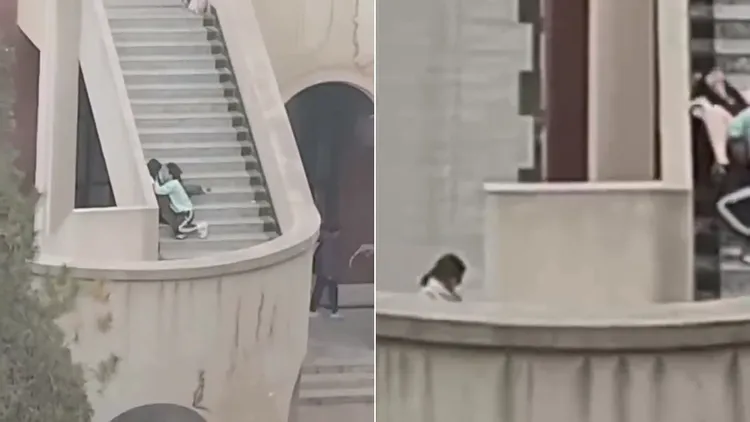 學生情侶在樓梯上上演活春宮時，附近不時有其他人經過。翻攝自X