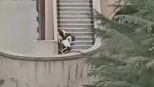 上課窗外驚現「活春宮吃海鮮」 哇!大學情侶樓梯上公然激戰