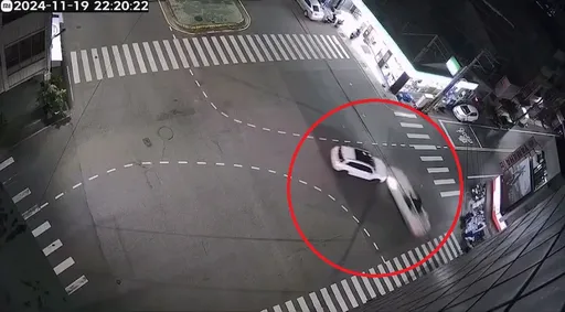 畫面曝光!彰化賓士車路口對決釀2傷 再殃及路邊4車