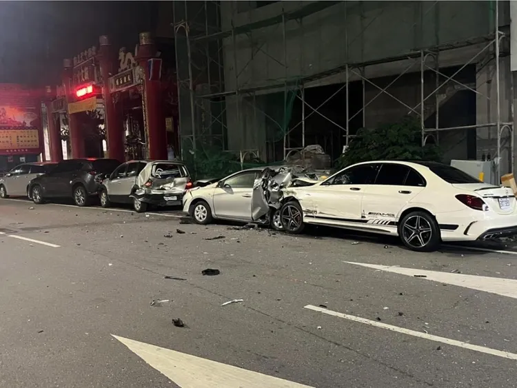 直行的賓士車碰撞後又失控衝撞路邊4輛車。民眾提供