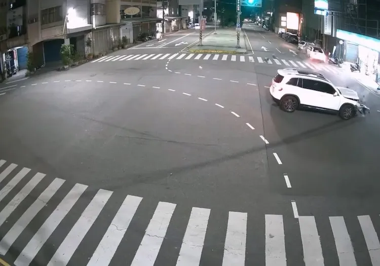 直行的賓士車又撞上路邊4車。民眾提供