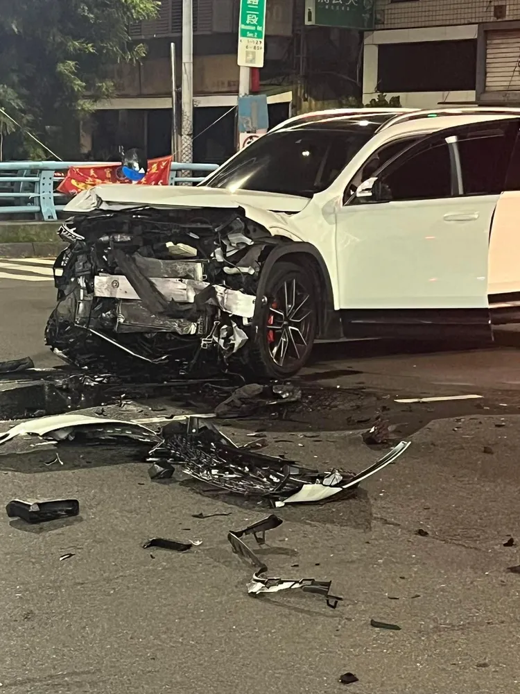 左轉的賓士休旅車車頭整個被削爛。民眾提供