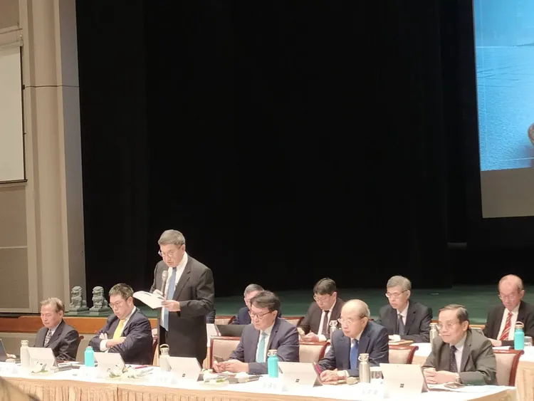 台泥今召開第三季法說會，台泥董事長張安平率一級主管與會回答提問。許麗珍攝