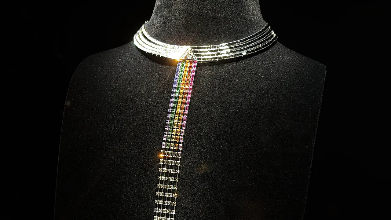 流光溢彩項鍊(白金、鑽石、尖晶石、藍寶石、石榴石),以1顆4克拉的高淨度三角形切割鑽石為核心。張家玲攝