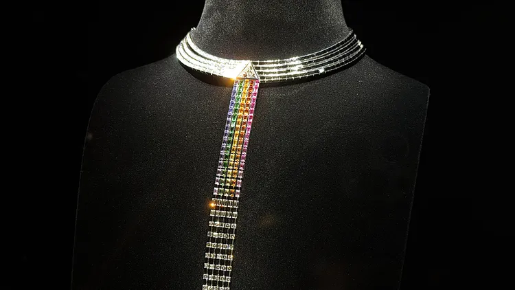 流光溢彩項鍊（白金、鑽石、尖晶石、藍寶石、石榴石），以1顆4克拉的高淨度三角形切割鑽石為核心。張家玲攝