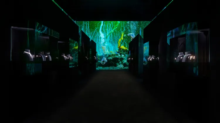 愛馬仕「LES FORMES DE LA COULEUR色彩之形」高級珠寶系列，選在擁有實驗性質台北藝術大學科技藝術館展出。品牌提供