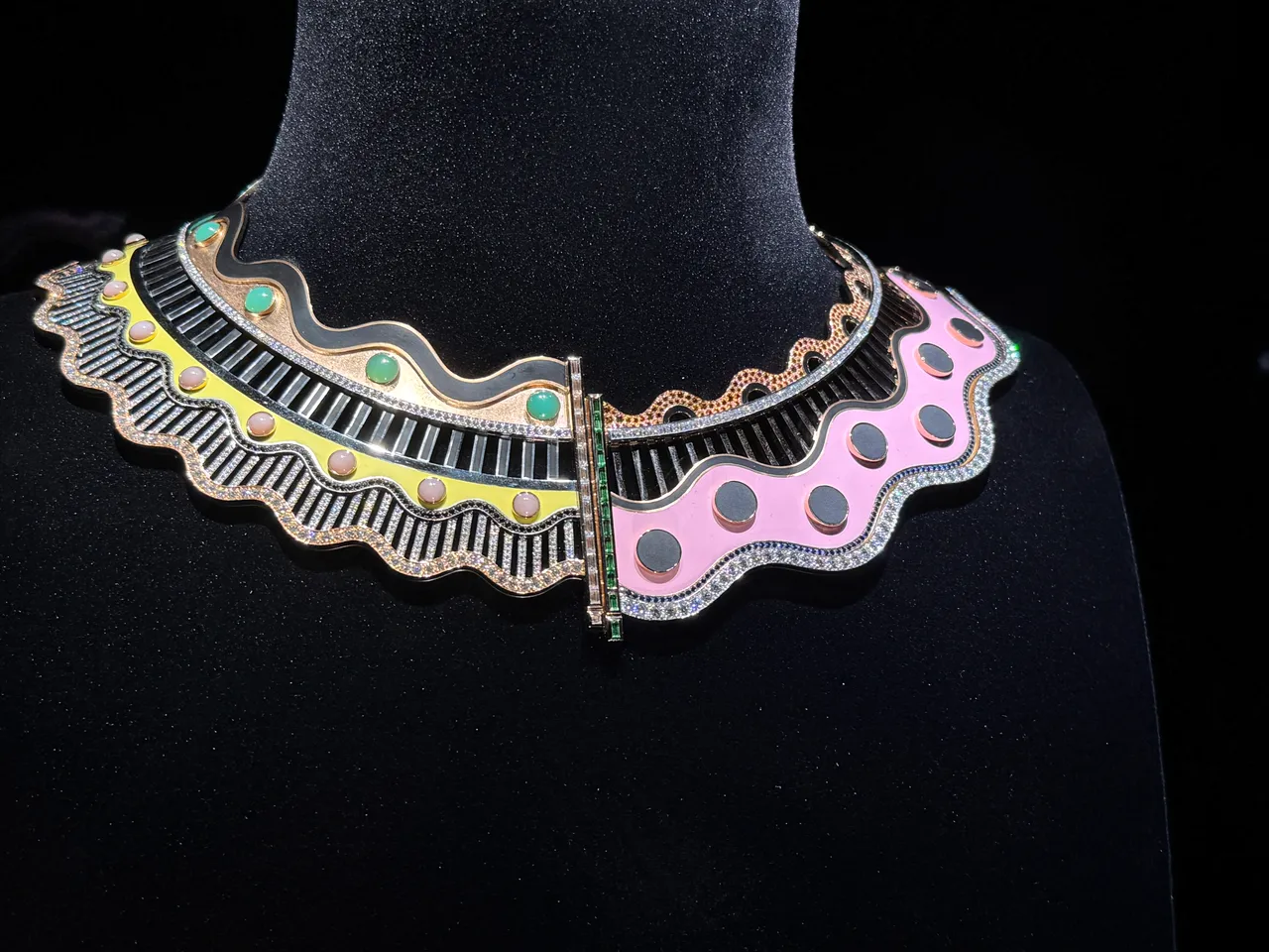 色彩之舞項鍊,白金、玫瑰金、鑽石、藍寶石、尖晶石、錳鋁榴石、沙弗萊石、玉石、綠玉髓、月光石、蛋白石。張家玲攝