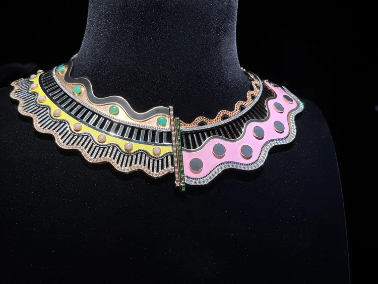 色彩之舞項鍊，白金、玫瑰金、鑽石、藍寶石、尖晶石、錳鋁榴石、沙弗萊石、玉石、綠玉髓、月光石、蛋白石。張家玲攝