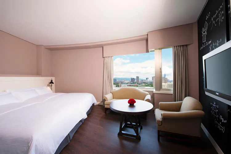 捷絲旅臺大尊賢館「繆思旅迎春 小龍慶豐年」一泊二食住房專案，四人成行入住精緻家庭房每人每晚只要2410元起。業者提供