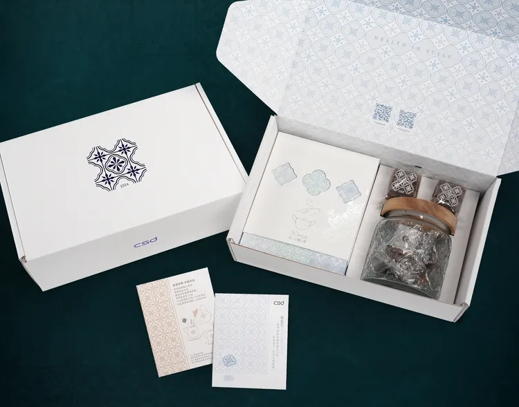 「雪窗花冬季禮盒」內含：雪窗花3D成人立體口罩、窗花玻璃罐及原味黑糖茶磚。中衛提供