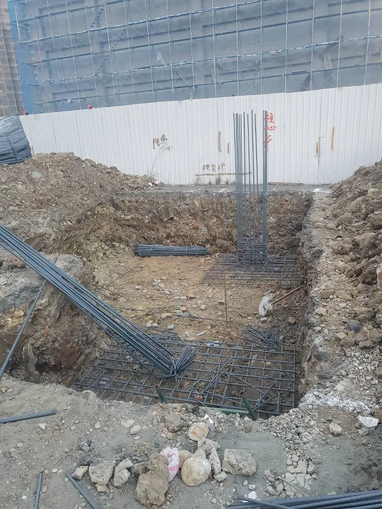 美德控訴建商未按照設計圖進行必要的混凝土層厚度施工，導致承載力不足，無法確保日後的廠房使用安全。翻攝畫面