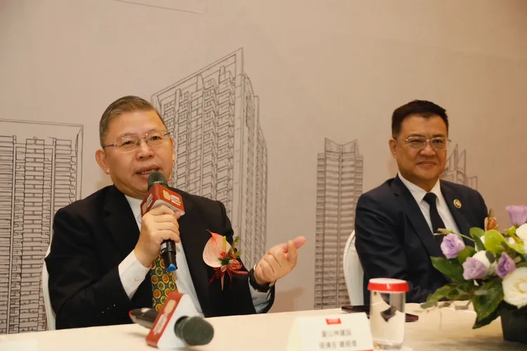 愛山林總經理張境在(左)與欣巴巴總經理張宏圖(右)今日舉辦記者會，未來「欣都星」將規劃地上35樓社區近400戶造鎮。葉家銘攝