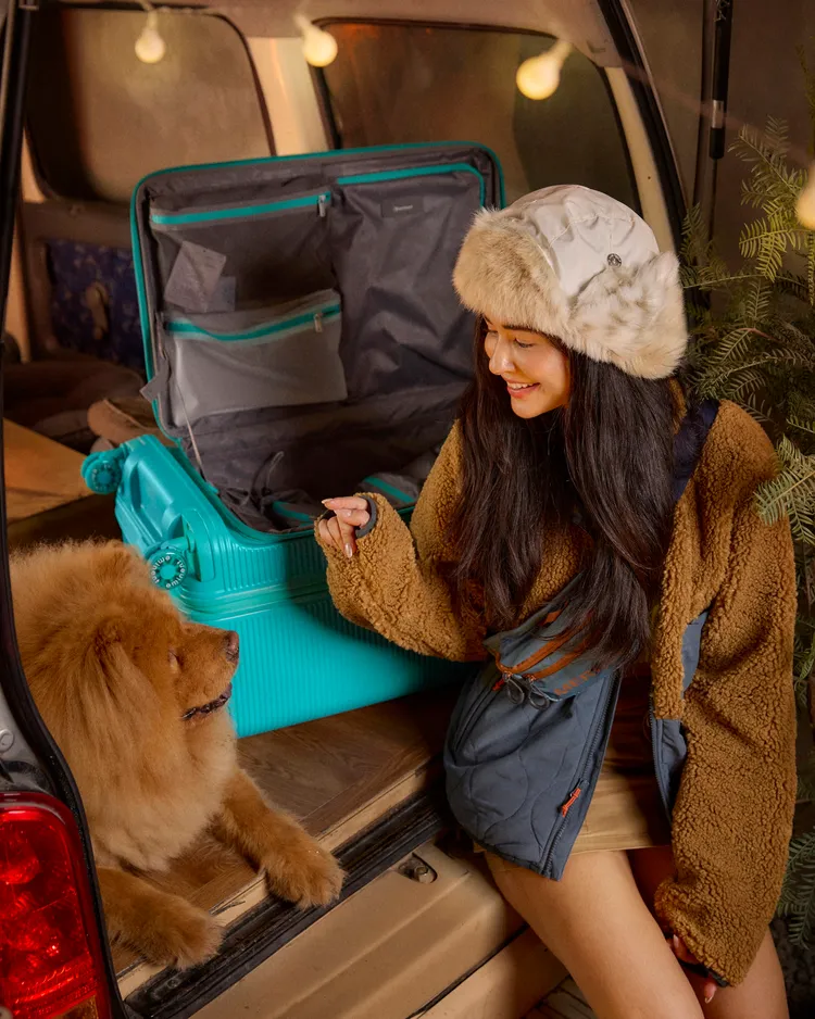 「KK74 Funloader戶外風格行李箱」採用上掀式開口為亮點。品牌提供