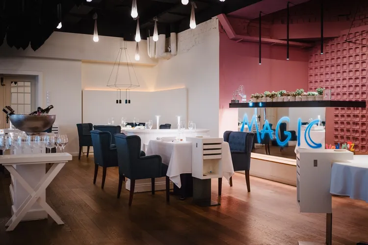 蟬聯德國米其林二星五年的AURA餐廳 ，以其對當地農產品的承諾而聞名於德國甚至整個歐洲。業者提供