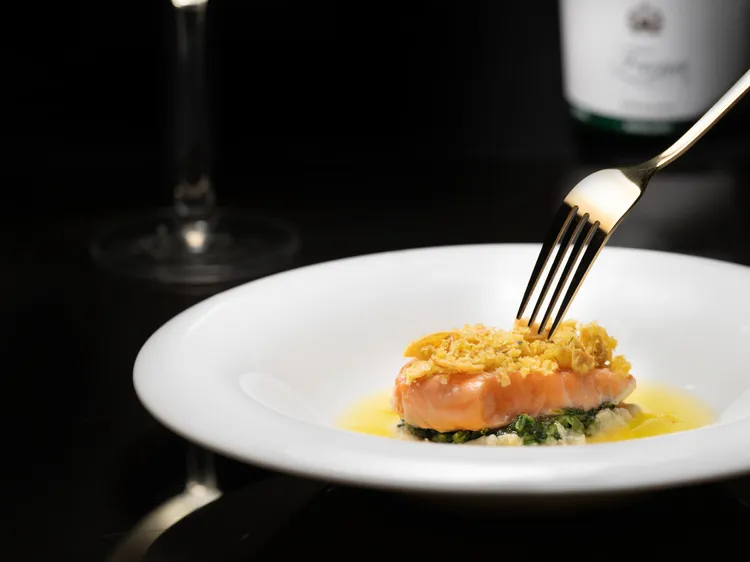 Tobias Bätz主廚同步為漢來海港設計一道餐點「漁夫風味鮭魚佐香脆杏仁」享受自助餐時也能品嚐米其林名廚的創意料理。業者提供