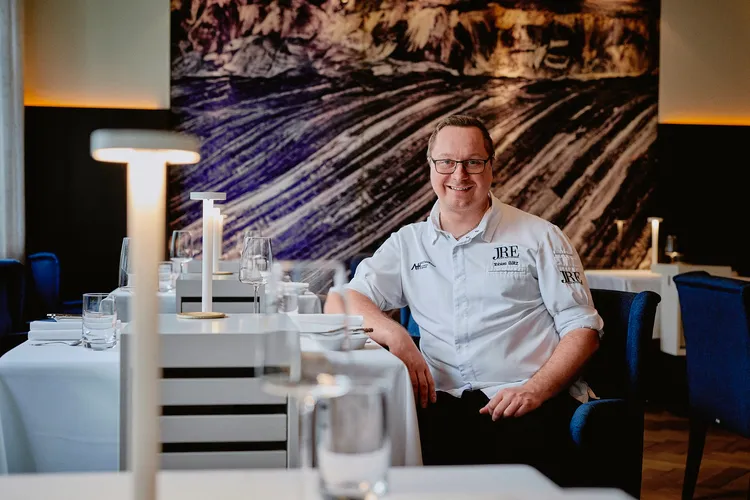 Tobias Bätz主廚是一位擅長利用當季與在地食材，結合創意與科技製做料理的主廚，本次將獻上6道主菜及1道甜點，並搭配5款精選佐餐酒。餐價每人9880元+10%。業者提供