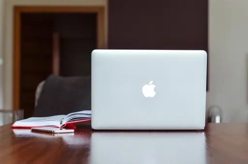 就是要你「摸一下」！蘋果MacBook的「76°魔法」緊抓人心