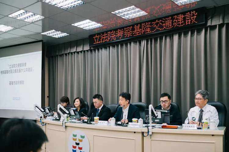 交長與交通委員會聽取基隆市政府簡報轄內交通建設推動情形。交通部提供