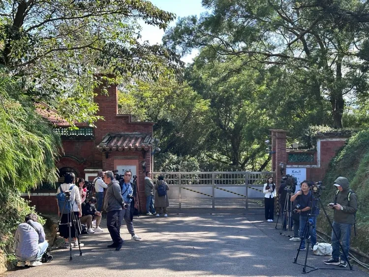 婚禮新竹南園現場入口鐵門緊閉，各家媒體守候。特勤中心攝