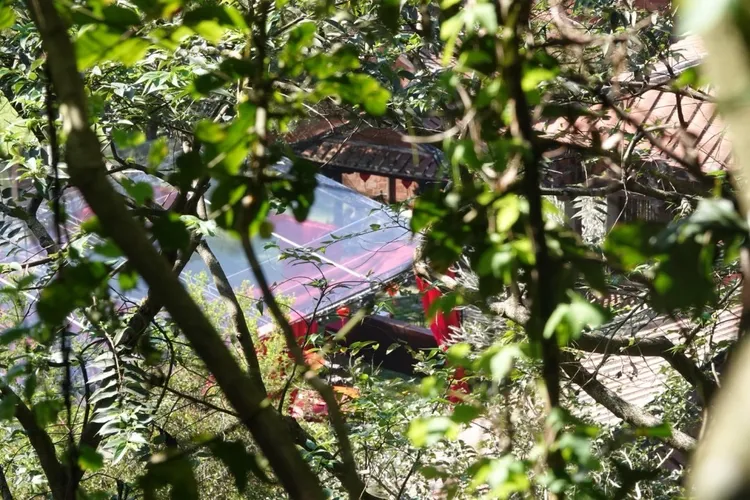 棚子內有掛紅布條、燈籠等裝飾，充滿濃厚中國風。特勤中心攝