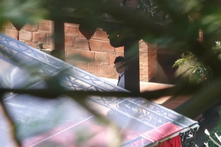 服務人員忙進忙出，不敢懈怠。特勤中心攝