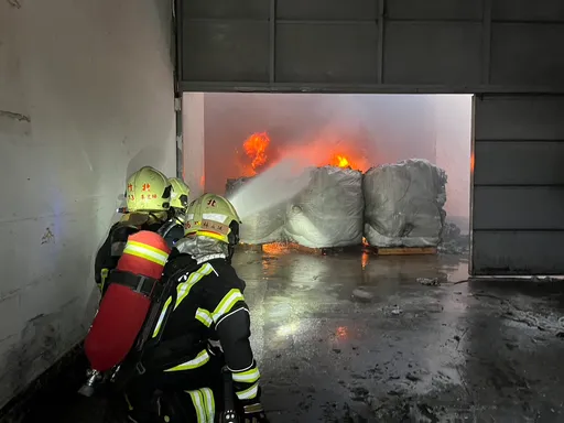 遠東紡織廠新埔廠火警 警消搶救2小時撲滅!財損逾4百萬元