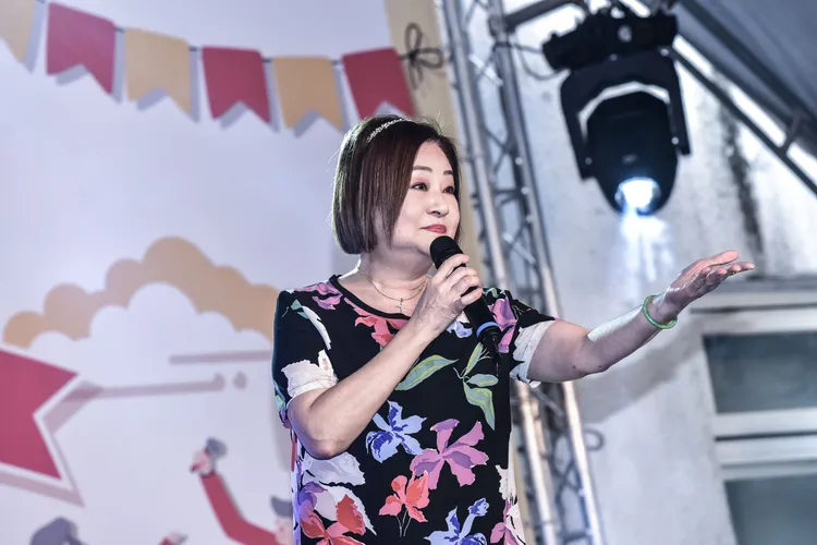 文香演唱經典歌曲《飄浪之女》、《媽媽請您也保重》。臺北市桔色關懷協會提供