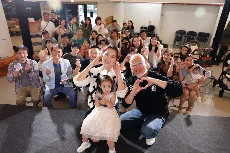 趙小僑一家人和粉絲一起做公益。藥師健生活提供