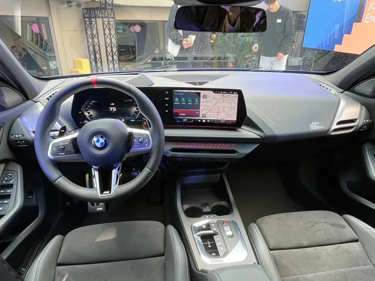 全新BMW 120 M Sport與M135 xDrive兩款車型同時擁有專屬內裝設計，包含M三色縫線儀錶檯搭配M多功能真皮方向盤、M駕駛座踏板組等。周奕豪攝