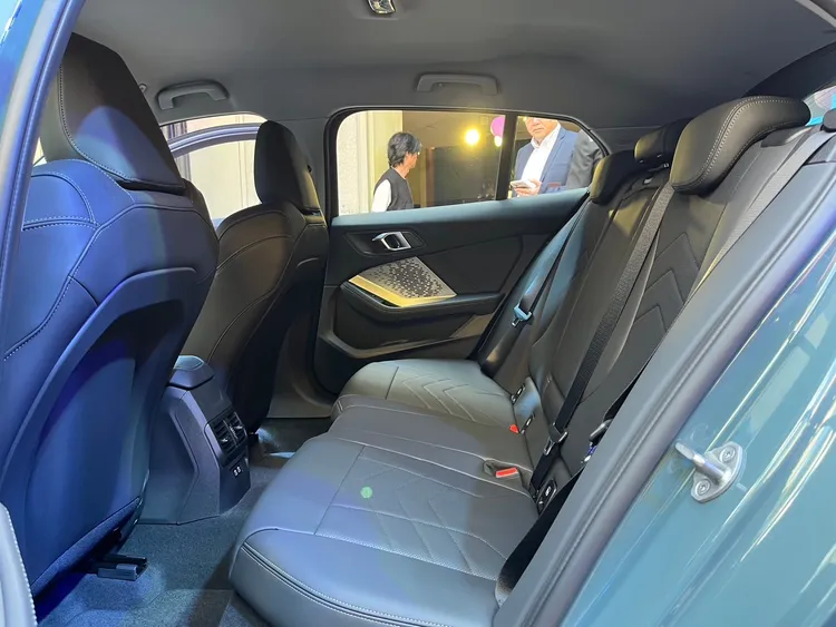 因採用了新世代更簡潔的內裝設計，使座艙氛圍增添了開放寬敞的空間感。周奕豪攝