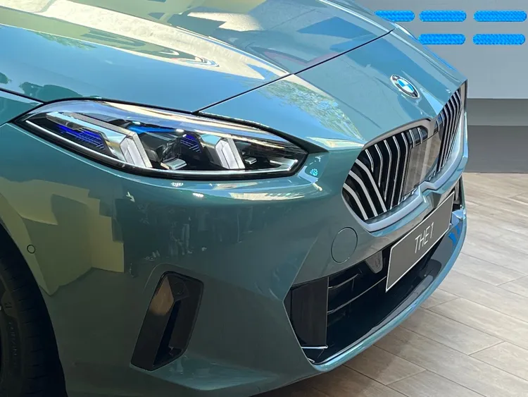 車頭首次採用了如同Neue Klasse格柵設計的BMW雙腎型水箱護罩，搭配全車系標配的天使四眼造型光型變化智慧LED頭燈。周奕豪攝