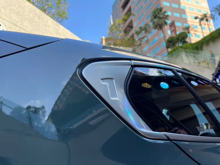 車側的「1」字車型代號設計更為現代，賦予新世代車型不容忽視的自信姿態。周奕豪攝