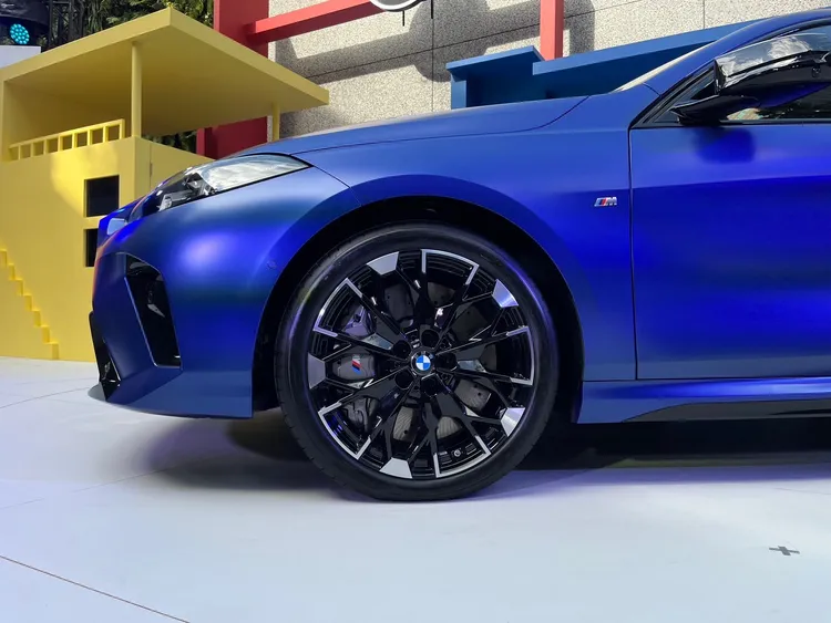 M135 xDrive搭配專屬19吋M多輻式輪圈。周奕豪攝