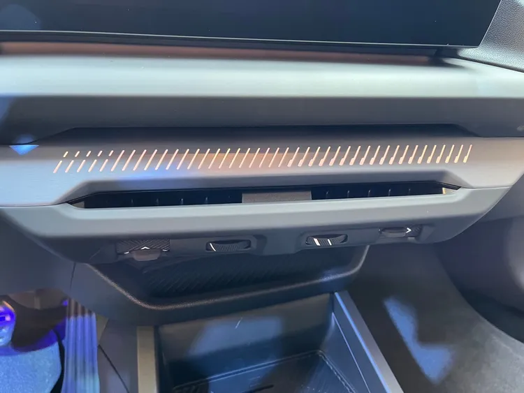 隱藏式冷氣出風口同時結合了嶄新設計的光影飾板。周奕豪攝