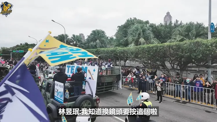 林昱珉幫忙吳俊偉解圍。翻攝CTBC Brothers 中信兄弟官方頻道YouTube