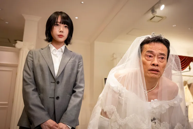 遠藤憲一（右）劇中與ano交換靈魂，也換上白紗，十分敬業。翻攝官方X（推特）