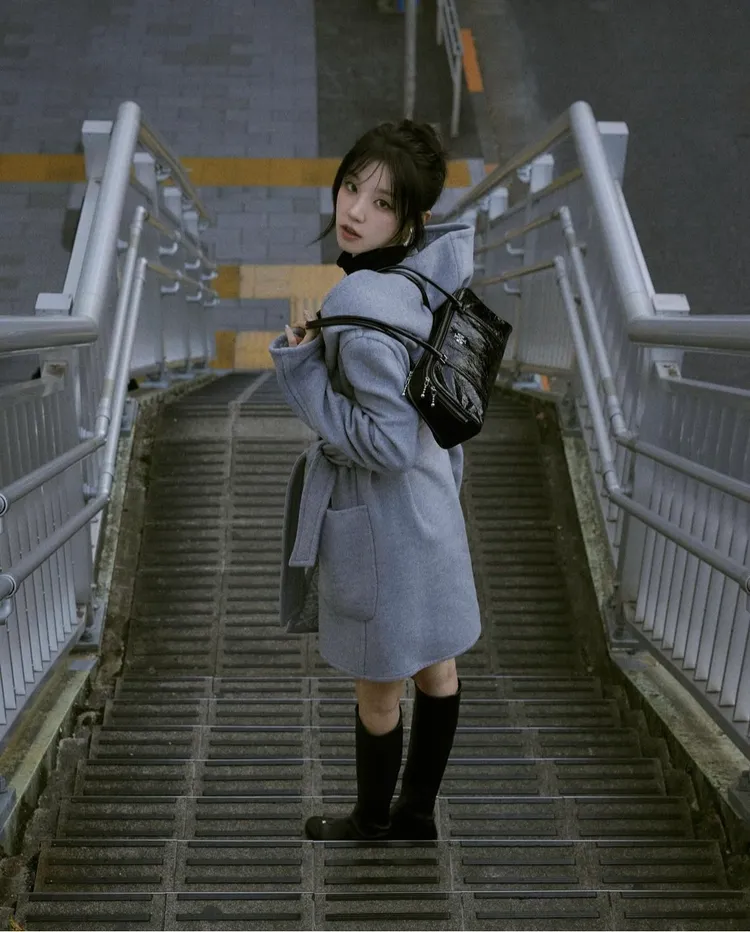 宋雨琦穿著灰色大衣搭配黑色毛衣、長筒靴。翻攝宋雨琦IG