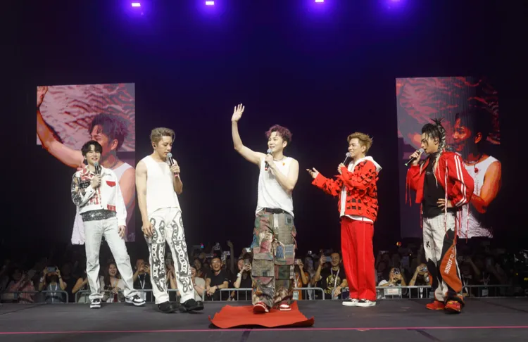 書偉（中）因演唱會無法出席金馬獎頒獎典禮，團員特別幫他準備低配版紅毯。圖／相信音樂提供