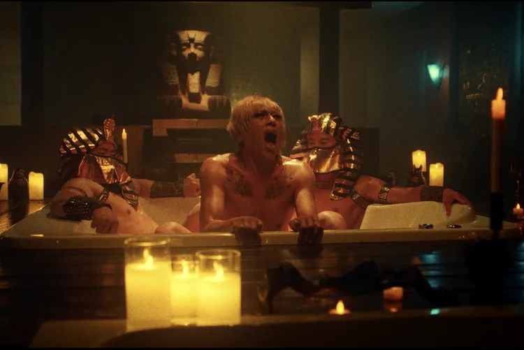 莊凱勛（中）到埃及與法老們3P。紅杉娛樂提供