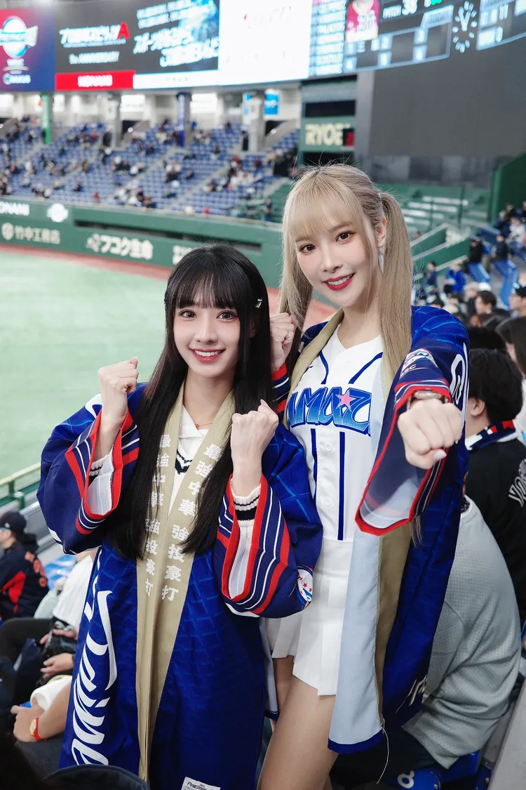 嘎琳（左）和Rina被拍到，登上東京巨蛋的看板。嘎琳提供　