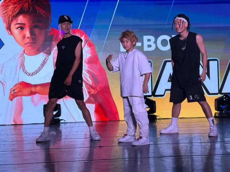 納納在台上賣力演出。讀者提供