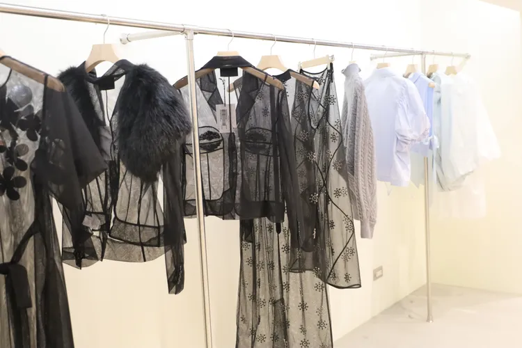 Simone Rocha透明面料、薄紗打造出復古浪漫。品牌提供