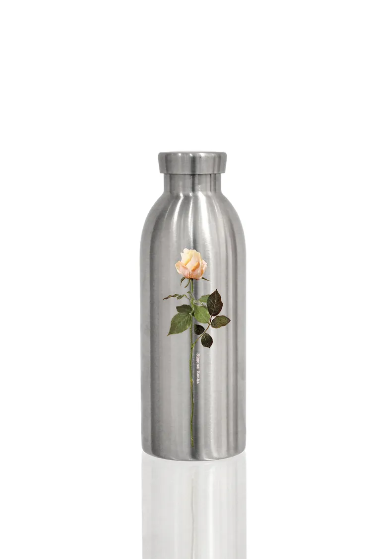 入手限定後背包款還可以拿到聯名限量保溫瓶。品牌提供