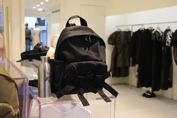 台灣限定後背包正面綴以搶眼蝴蝶結。品牌提供