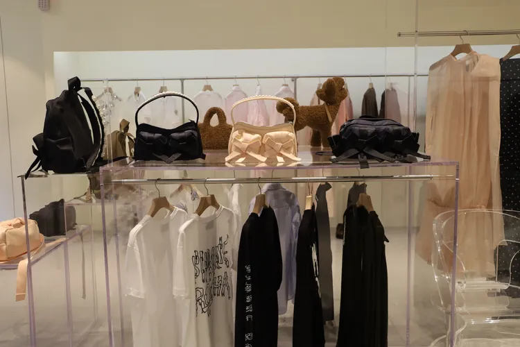 Simone Rocha持續以浪漫風格席捲時尚圈。品牌提供