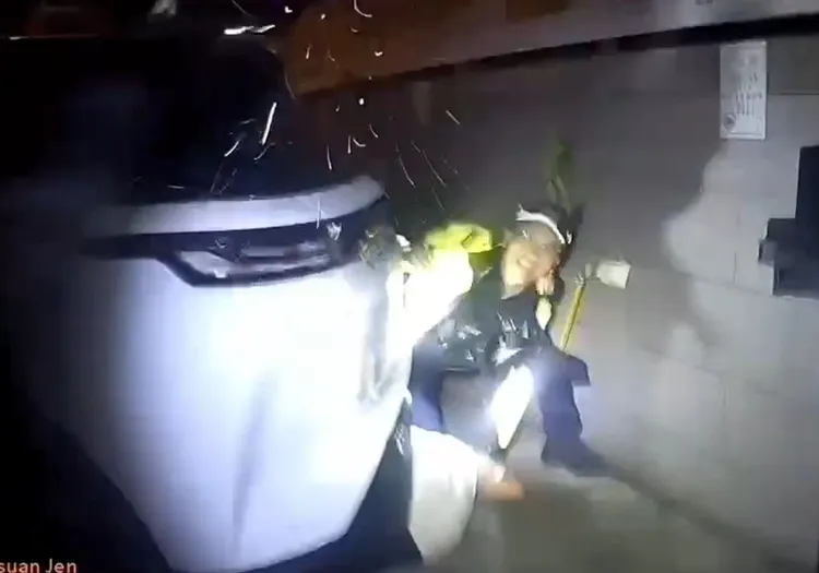 警方揪出躲在車下的失聯移工。保安大隊提供