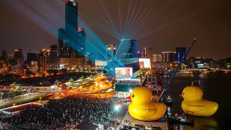 黃色小鴨展出活動期間吸引超過900萬人次造訪。觀光局提供